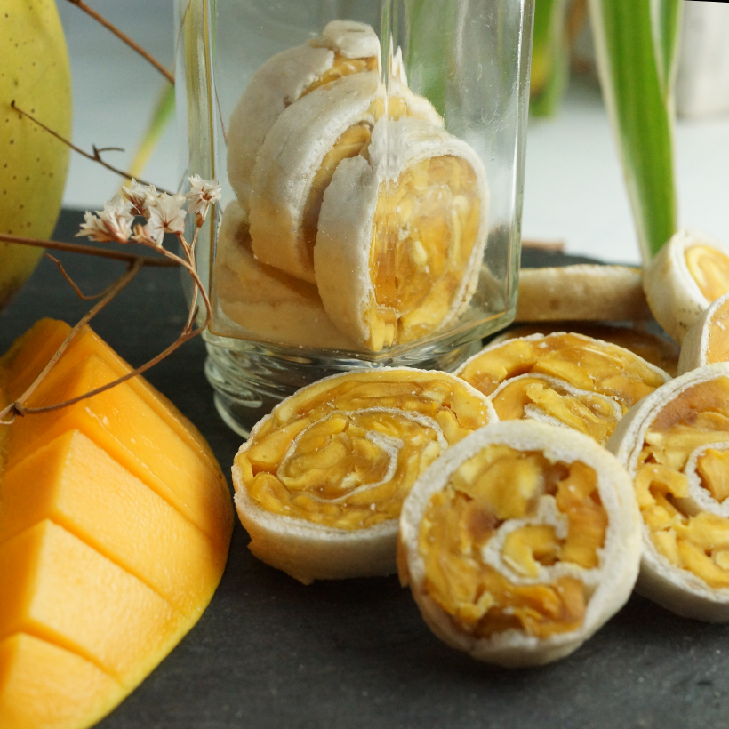 Đặc sản Đồng Tháp Xoài sấy cuộn bánh phồng chua ngọt ngon lành