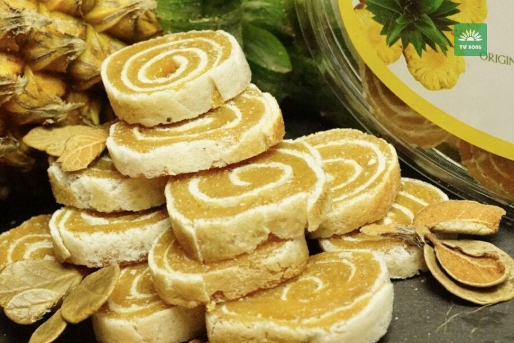 đặc sản Đồng Tháp Khóm (thơm/ dứa) cuộn là món ăn được nhiều người trẻ yêu thích
